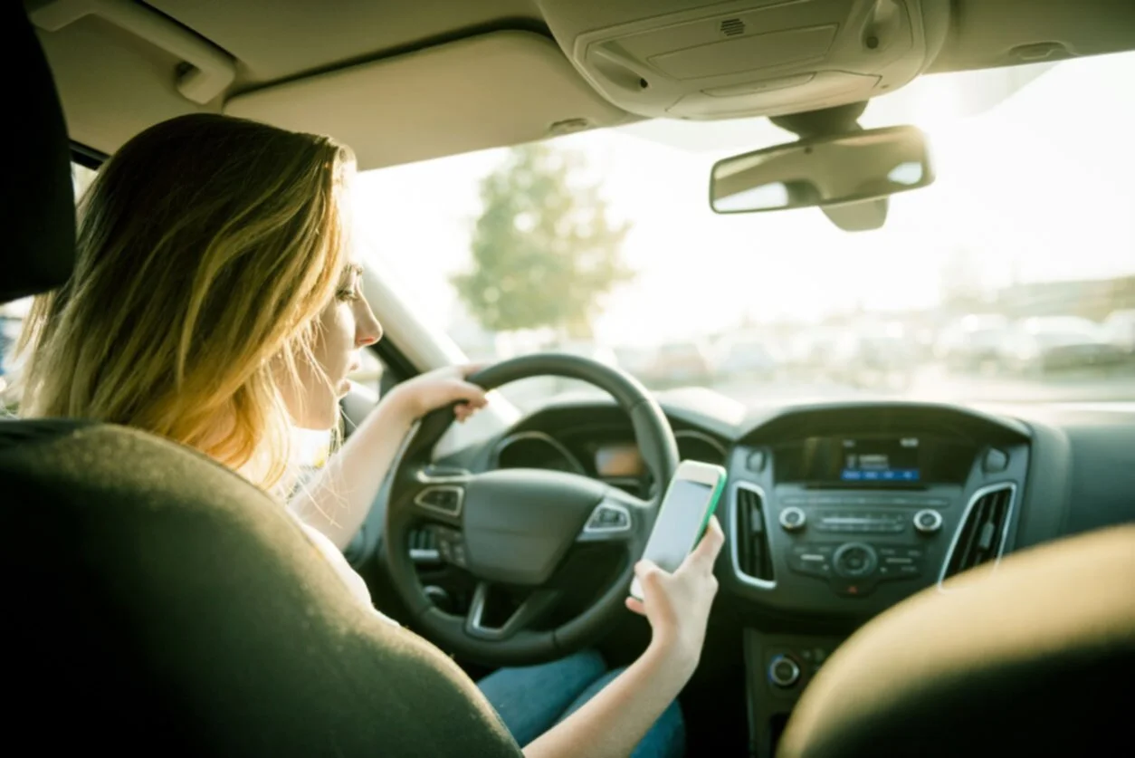 automobilisti al telefono