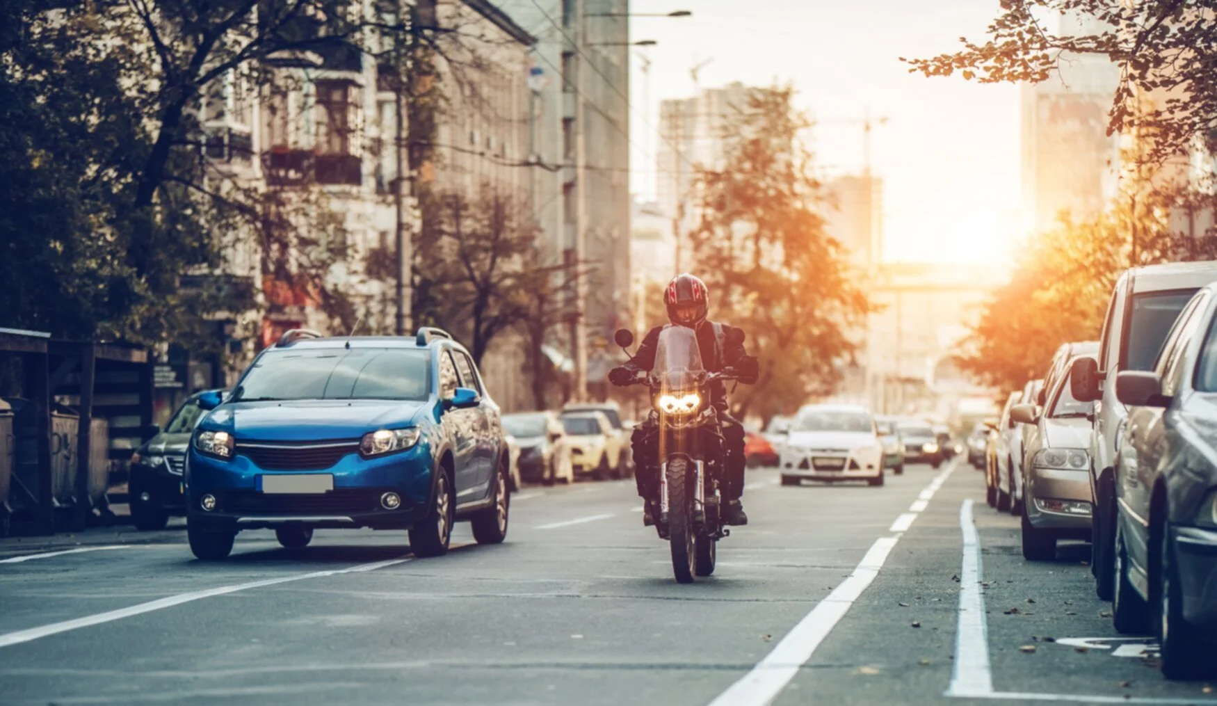 motociclista nel traffico